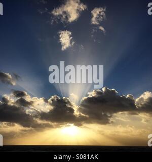 Sonne, die Cumulus-Wolken durchbrechen Stockfoto