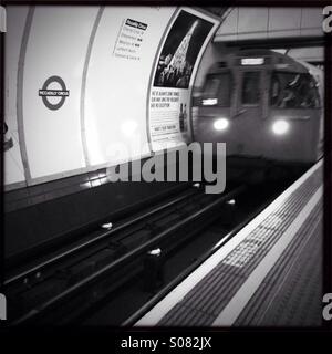 Ankunft am Bahnhof Piccadilly Circus u-Bahn Stockfoto