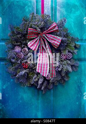Weihnachtszeit - ein Weihnachtskranz an einem frostigen Tür Stockfoto