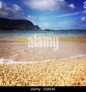 Ein Blick auf Sand, Wellen, Bali Hai und Hanalei Bay vom Strand an der St. Regis Kauai. Kauai Hawaii USA. Stockfoto
