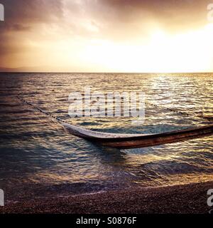 Ziehen Fischernetz am Strand bei Sonnenuntergang Stockfoto