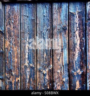 Abblätternde blaue Farbe auf einer alten Tür Stockfoto