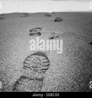 Fußspuren im Sand bis zum Meer führt Stockfoto