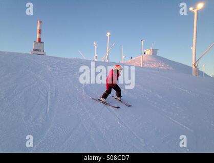 Kind Skifahren, Skigebiet Ruka, Finnland. Herr zur Verfügung Stockfoto