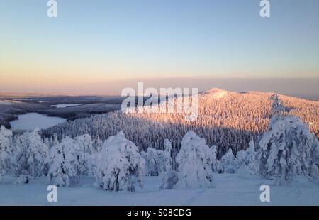 Frühwinter Valtavaara Hills, Kuusamo, Finnland Stockfoto