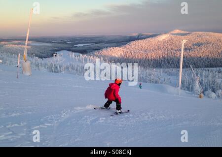 Kind Skifahren, Ruka, Finnland. Herr zur Verfügung Stockfoto
