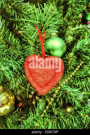 Rotes Herz auf einem Weihnachtsbaum Stockfoto