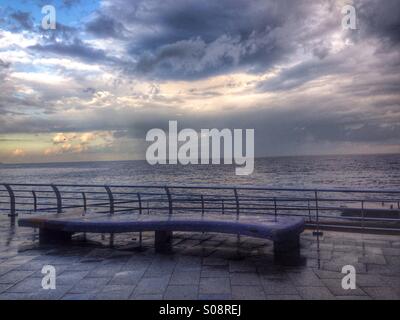 Leere Bank an einem Regen Tag am frühen Morgen auf der Promenade - Beirut-Libanon Stockfoto