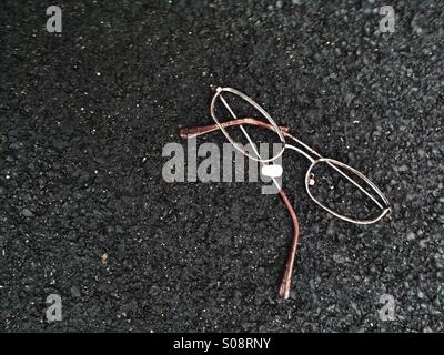 Zerbrochene Gläser auf dem Boden abgeflacht. Stockfoto