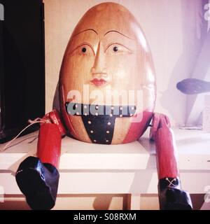 Humpty Dumpty Angst vor einem großen Sturz aus einem Regal in einem Vintage-Shop in Hexham, Großbritannien. Stockfoto