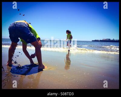 Zehn Jahre alt und sechs Jahre alten Bruder und Schwester spielen Seabright State Beach. Santa Cruz, Kalifornien, USA