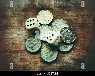 Würfel und britischen Münzen Stockfoto