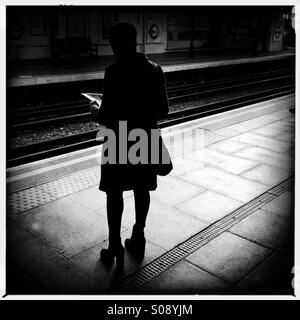 Silhouette Bildes, wenn ein Pendler an der Londoner U-Bahn Station in London Stockfoto