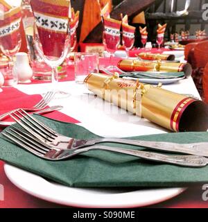 Tisch alle gesetzt für Weihnachtsessen. Stockfoto