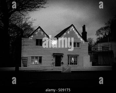 Haus dekoriert mit Weihnachtsbeleuchtung, Surrey, UK Stockfoto