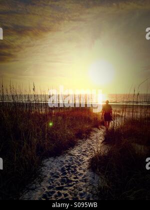 Mann zu Fuß in Richtung Golf von Mexiko, St Petes Beach, Florida Stockfoto