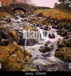 Ashness Brücke in der Nähe von Keswick, Nationalpark Lake District, Cumbria, England, UK Stockfoto