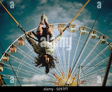 Junges Mädchen Acrobat auf ein Bungee-Seil in einem Vergnügungspark Stockfoto