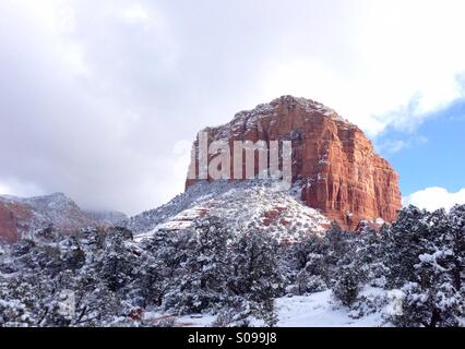 Gerichtsgebäude Butte in Sedona, Arizona nach einem Schneesturm. Stockfoto