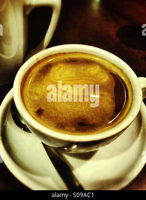 Nahaufnahme eines frisch gebrühten Tasse Kaffee Stockfoto