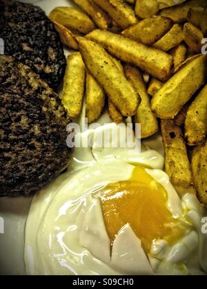 Ei, Chips und Burger Stockfoto