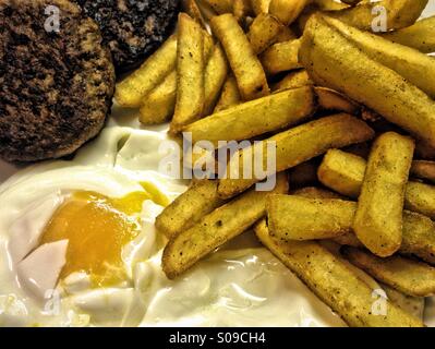 Ei, Chips und Burger Stockfoto