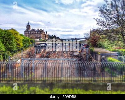 Bahngleise in der Nähe von Princes Street Gardens führt zur Waverley Station, Edinburgh, Schottland Stockfoto