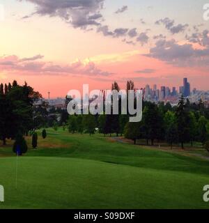 Sonnenuntergang mit Blick auf Seattle Golf Stockfoto