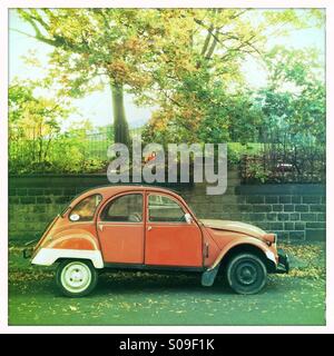 Orange-Citroen 2CV im Herbst Stockfoto