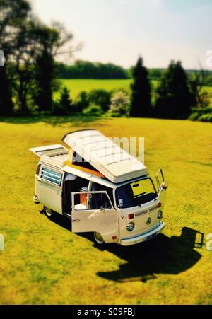 Eine klassische 70er Jahre VW Campingbus (Tilt-Shift) Stockfoto