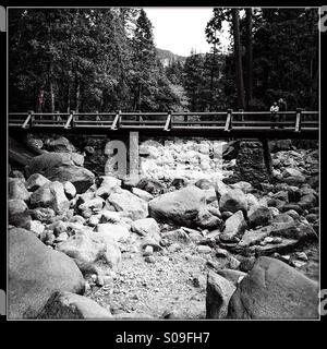 Yosemite Creek ohne Wasser und Lower Yosemite Falls trail Brücke am Fuße des Lower Yosemite Falls. Yosemite Valley, Yosemite-Nationalpark, Mariposa County, Kalifornien, USA Stockfoto