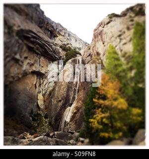 Lower Yosemite Falls auf ein Rinnsal im Herbst. Yosemite Valley, Yosemite-Nationalpark, Mariposa County, Kalifornien, USA Stockfoto