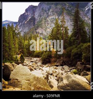 Yosemite Creek ohne Wasser an der Basis des Lower Yosemite Falls im Herbst. Yosemite Valley, Yosemite-Nationalpark, Mariposa County, Kalifornien, USA Stockfoto