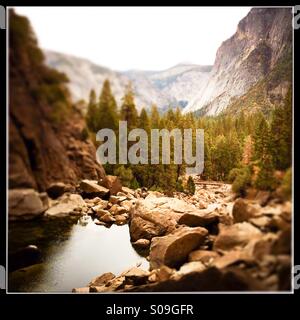 Blick auf Yosemite Creek trocken und Yosemite Valley am Fuße der Lower Yosemite Falls im Herbst. Yosemite Valley, Yosemite-Nationalpark, Mariposa County, Kalifornien, USA Stockfoto