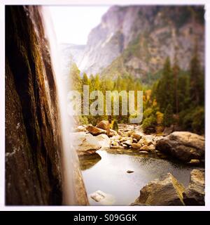 Blick auf Yosemite Creek und die Basis des Lower Yosemite Falls mit geringer Wasserführung im Herbst. Yosemite Valley, Yosemite-Nationalpark, Mariposa County, Kalifornien, USA Stockfoto