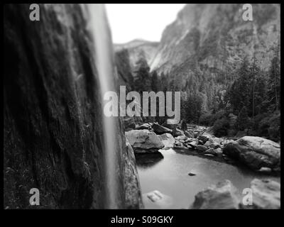 Blick auf Yosemite Creek und die Basis des Lower Yosemite Falls mit geringer Wasserführung im Herbst. Yosemite Valley, Yosemite-Nationalpark, Mariposa County, Kalifornien, USA Stockfoto