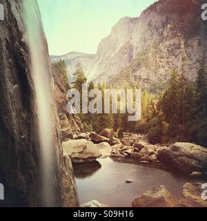 Blick auf Yosemite Creek und die Basis des Lower Yosemite Falls mit geringer Wasserführung im Herbst. Yosemite Valley, Yosemite-Nationalpark, Mariposa County, Kalifornien, USA Stockfoto