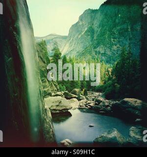 Blick auf Yosemite Creek und die Basis des Lower Yosemite Falls mit geringer Wasserführung im Herbst. Yosemite Valley, Yosemite-Nationalpark, Mariposa County, Kalifornien, USA Stockfoto