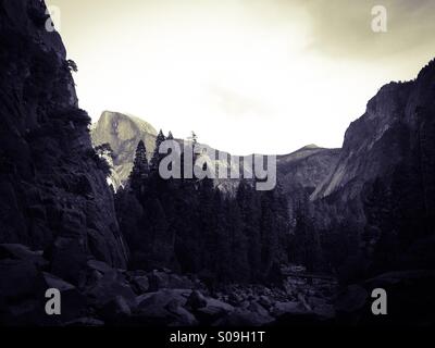 Half Dome gesehen von der Basis des Lower Yosemite Falls im Herbst. Yosemite Valley, Yosemite-Nationalpark, Mariposa County, Kalifornien, USA Stockfoto