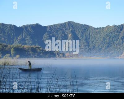 Boot auf See atitlan Stockfoto