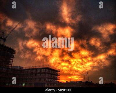 Eine feurige Sonnenuntergang leuchten am Himmel über Nord-West-London. Stockfoto