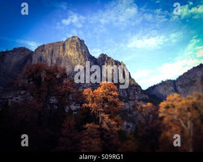 Yosemite-Punkt und Upper Yosemite Falls an einem Rinnsal mit schwarzen Eichen vor im Herbst. Yosemite Valley, Yosemite-Nationalpark, Mariposa County, Kalifornien, USA Stockfoto