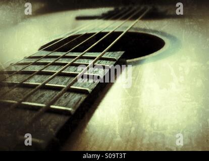 Nahaufnahme der Stahlsaiten auf einer klassischen Gitarre. Stockfoto