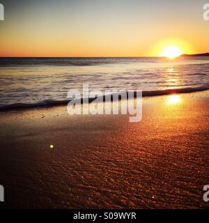 Wellen aufgewühlten am Strand bei Sonnenuntergang. Malibu, Kalifornien USA. Stockfoto