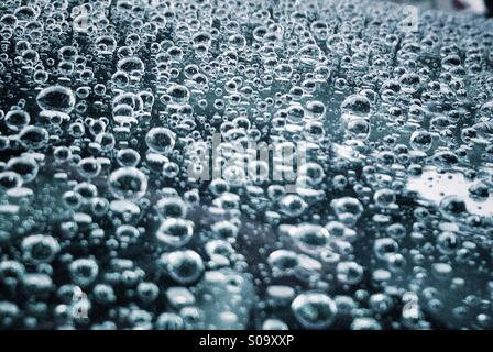Wassertropfen auf metallischen Oberfläche des Autos Stockfoto