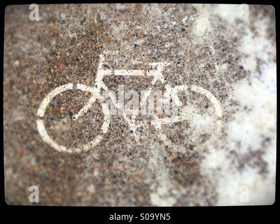 Fahrrad-Symbol auf einem schneebedeckten Weg. Stockfoto