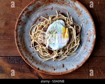 Spaghetti Carbonara mit pochiertem Ei Stockfoto