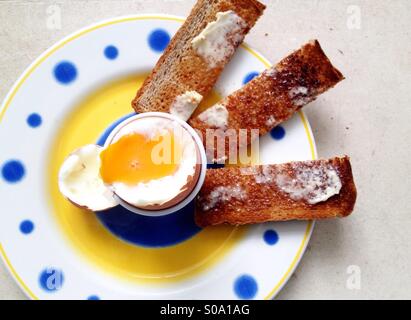 Weich gekochtes Ei mit Toast Soldaten Stockfoto