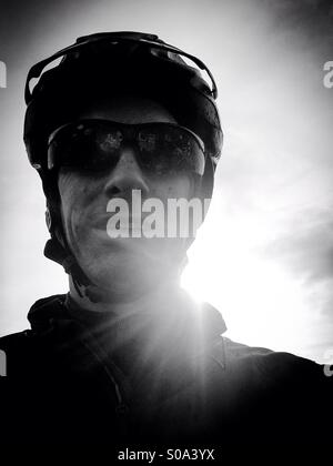 Mountain Bike Fahrer Selfie Porträt gritty schwarz und weiß. Stockfoto