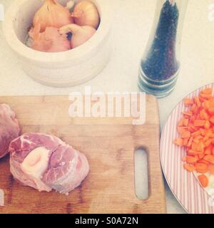 Kalbshaxe auf Holzbrett mit Zutaten für Osso Buco Mahlzeit Stockfoto